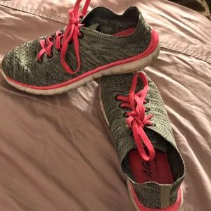 La gear tennis shoes